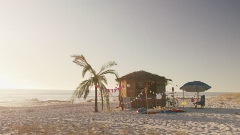 vista de un cobertizo de madera en la playa