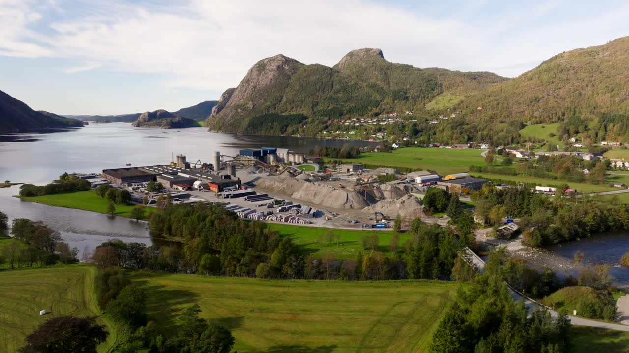 ladrillos de techo de fábrica de arena, aardal, stavanger, fiordo en la temporada de verano, noruega. vista panorámica aérea de drones