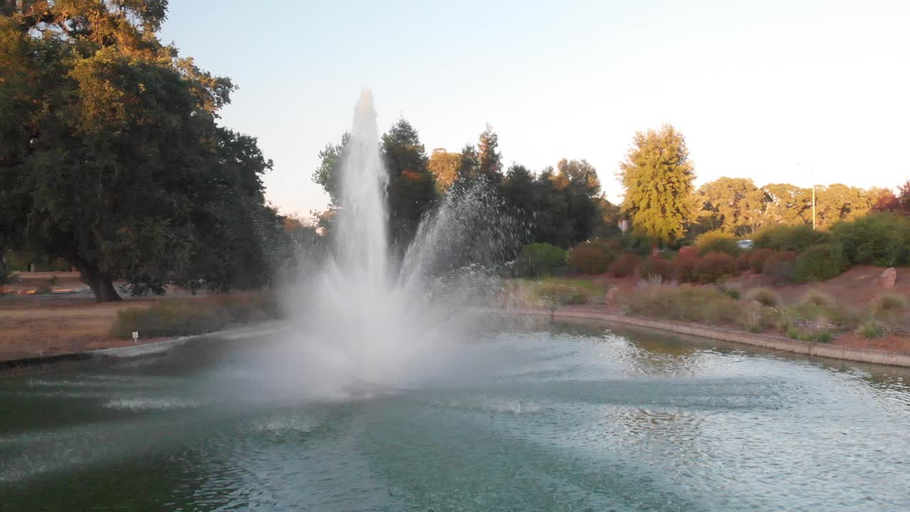 fuente en órbita de drones en un estanque