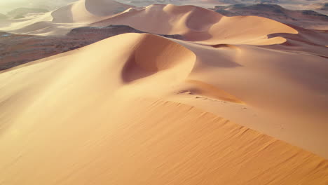vista idílica de las dunas de arena en el desierto de djanet en argelia - toma aérea de un dron