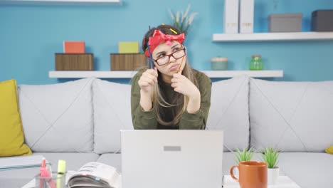 una joven estudiante divertida y alegre está estudiando.