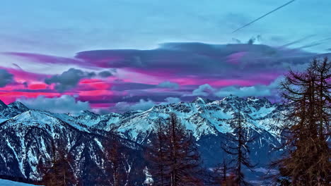 colorido amanecer rosa más allá de los escarpados picos montañosos de los alpes - lapso de tiempo
