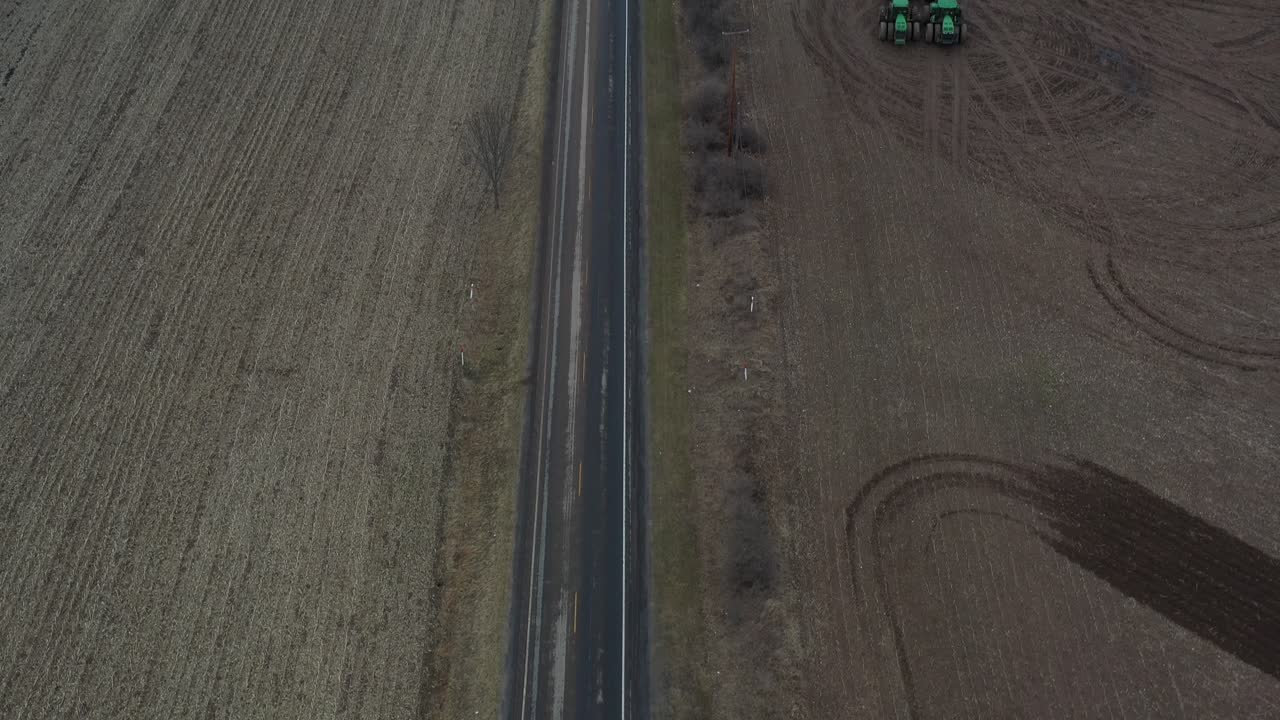 проселочная дорога и сельскохозяйственные угодья с грозой на горизонте