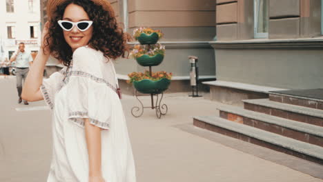 mujer elegante en la calle de la ciudad