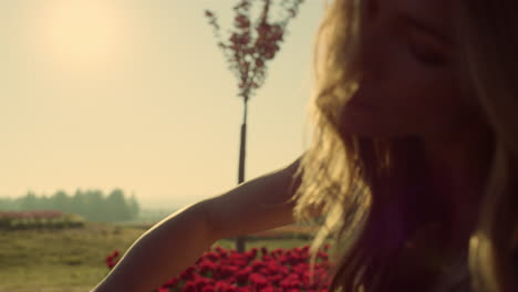 Mujer-Tocando-El-Violonchelo-En-El-Parque-De-Verano-Bajo-El-Sol.-Joven-Artista-Ensayando-Al-Aire-Libre