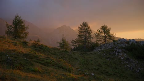 Bewegung-Mit-Einem-Gimbal-Von-Filmmaterial-In-Den-Slowenischen-Bergen-Oben-In-Den-Alpen-Bei-Einem-Unglaublichen-Sonnenaufgang-In-Wunderschönen-Farben-Mit-Einer-Kamera,-Die-Sich-Langsam-Vorwärts-Bewegt-1