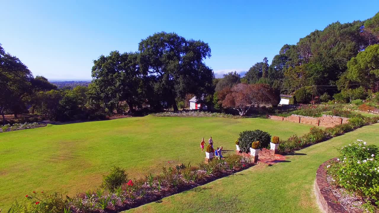 niños jugando en el parque