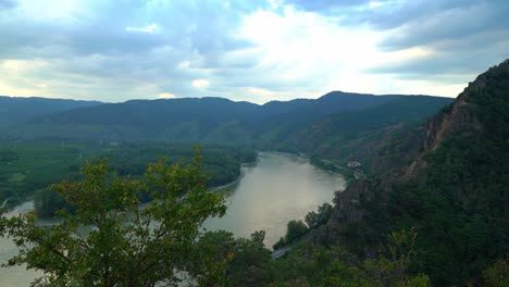 el río danubio cerca de la ciudad de durnstein en austria en una noche