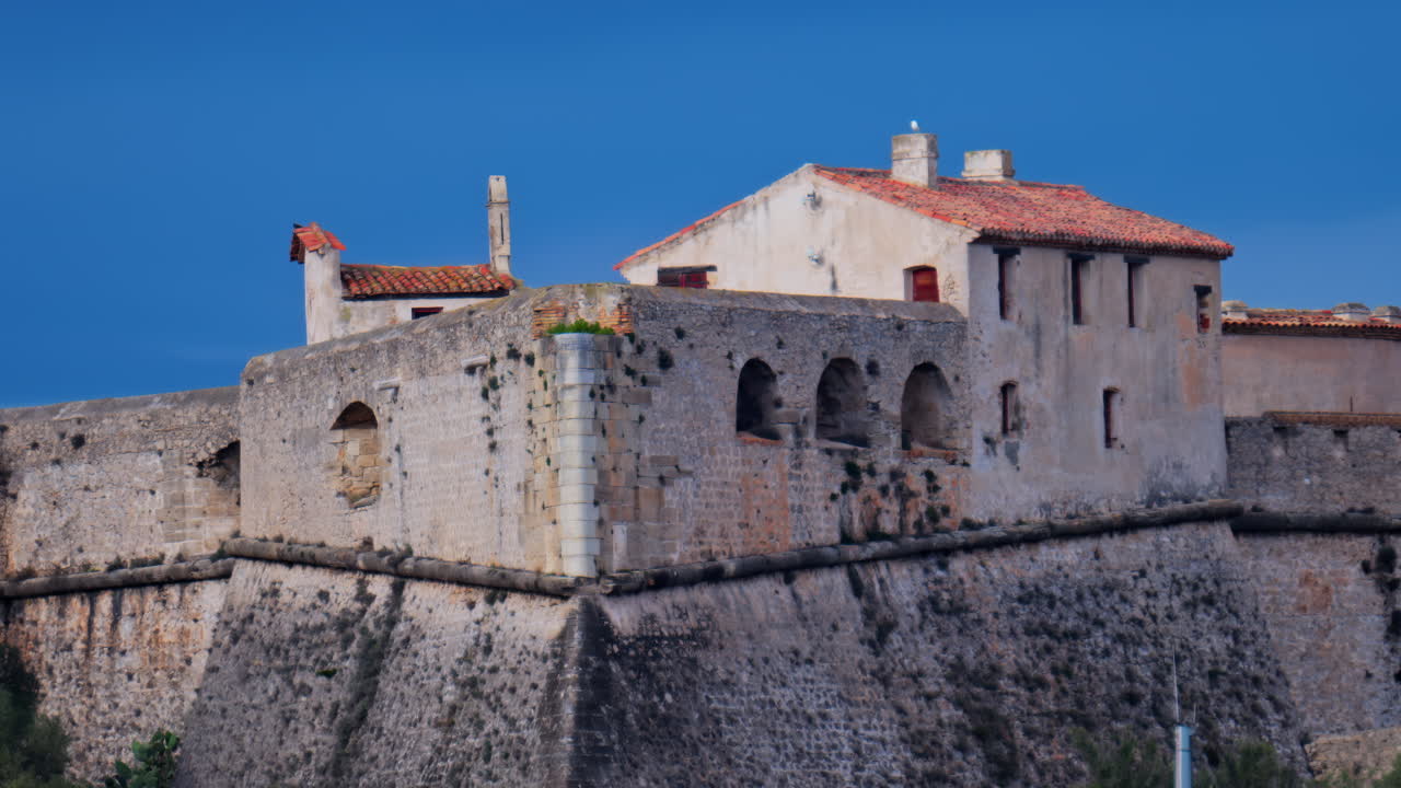 Vista distante del Forte Carré ad Antibes, Francia