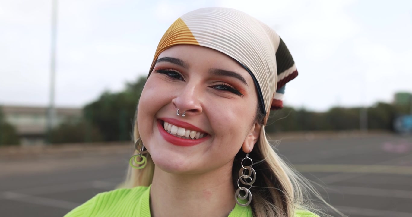 Close-up de uma jovem feliz sorrindo e rindo