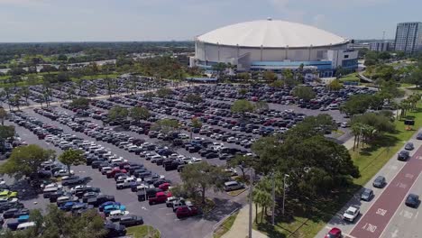 vídeo de drones aéreos 4k de tropicana field y estacionamientos completos en el centro de st.