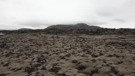 Campos-De-Lava-De-La-Península-De-Reykjanes-Con-Montañas-En-El-Fondo,-Islandia