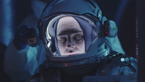 astronauta en traje espacial