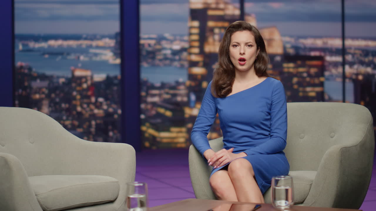 진지한 토크쇼 진행자가 스튜디오에서 화를 내는 게스트를 소개합니다.