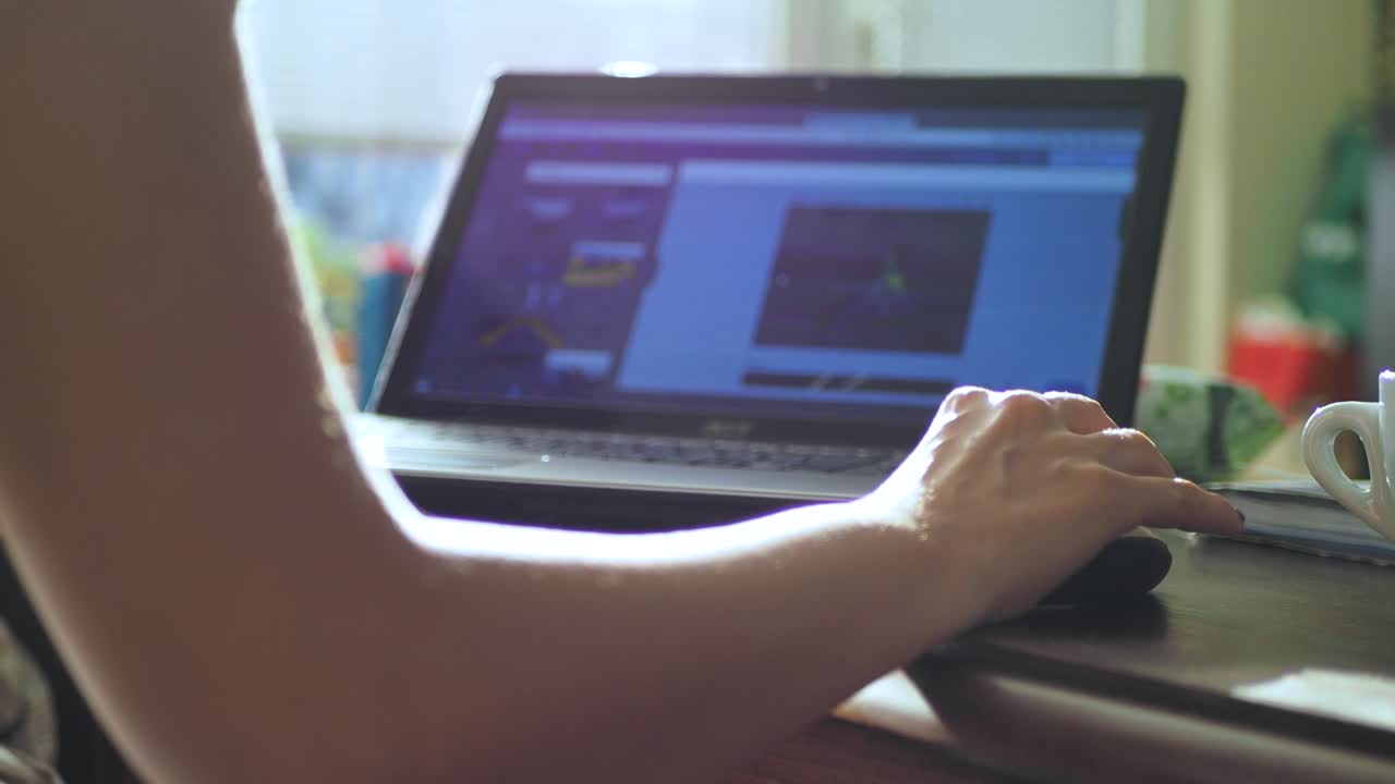 mujer trabaja en la oficina en casa, mujer independiente trabaja desde casa