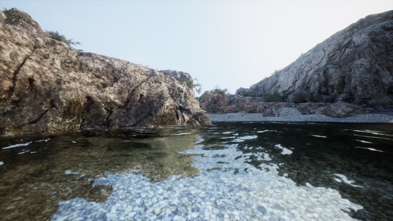 скалистый скал, окружающий огромный водоем