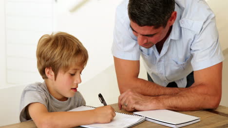 padre ayudando a su hijo con su tarea