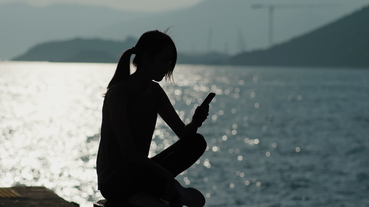 해변에 있는 여성 실루