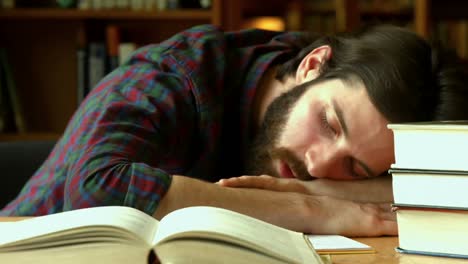 estudiante dormido en el escritorio