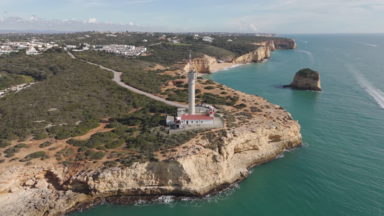 Panoramatický letecký pohled s majákem, skalnatými útesy a tmavě modrým oceánem v jižním Portugalsku