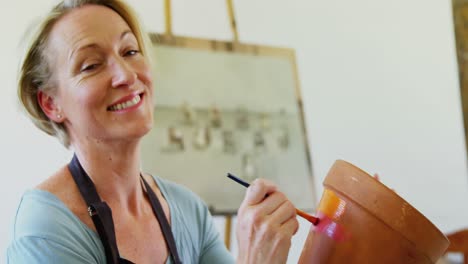 mujer pintando olla en la clase de dibujo 4k