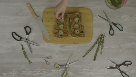 haciendo un sándwich de pepino