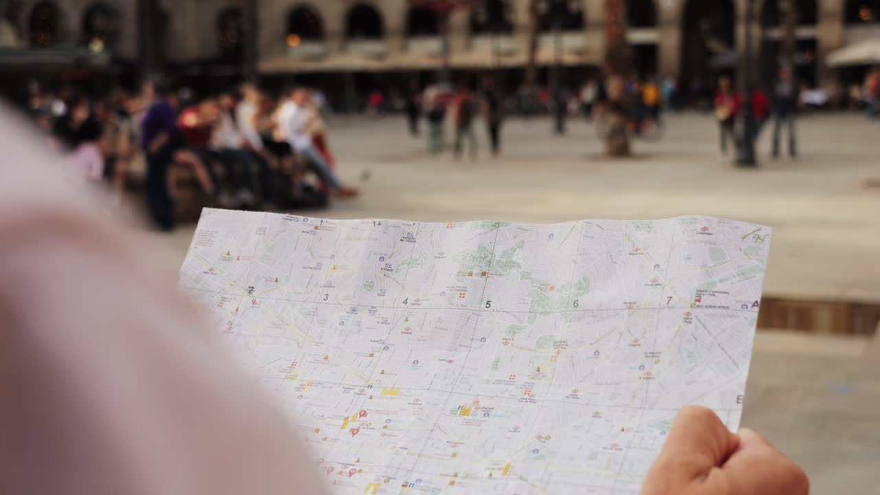 Mandlig turist bruger smartphone til at søge efter placering i kortapplikation online, nærbillede. Backpacker bruger GPS til at finde destination på ferie. By- eller skovvandring, vandring i Europa.