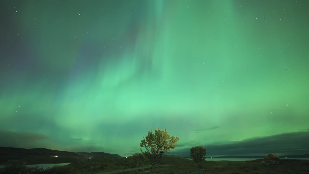 el oscuro cielo de invierno adornado con una espectacular exhibición de las luces del norte