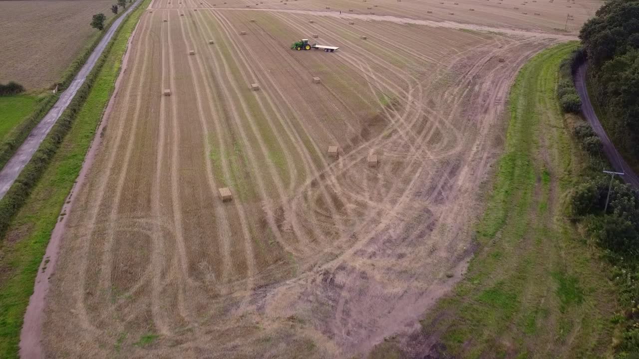 toma de drones de tierras de cultivo con tractor en el campo