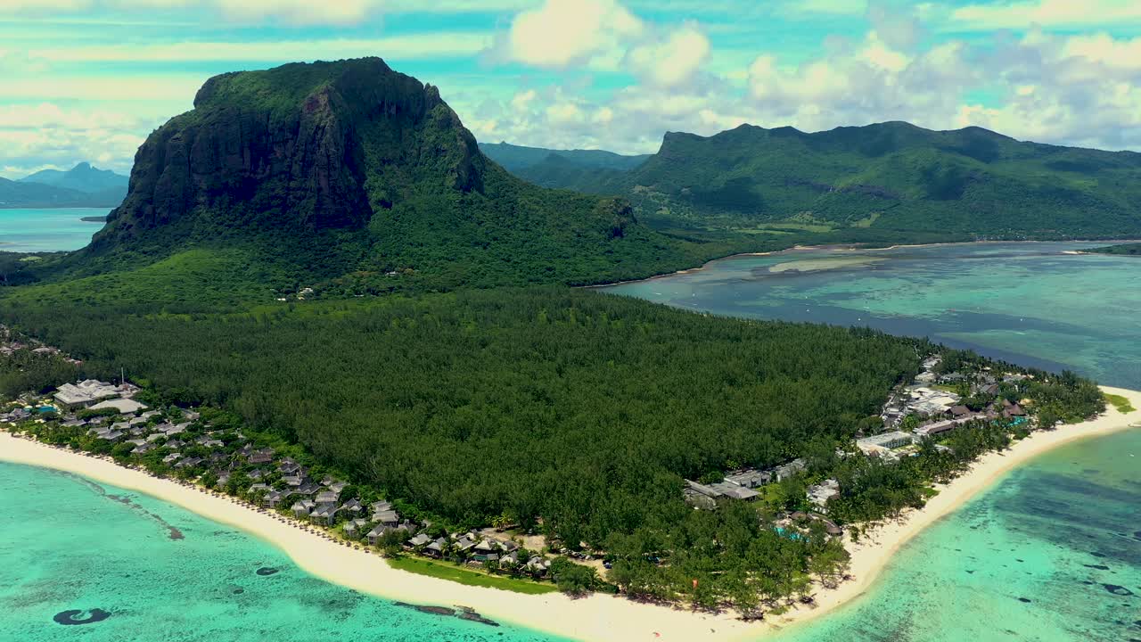 모리셔스 섬의 탁 트인 전망과 유명한 르 몬 브라반트 산, 아름다운 푸른 석호 및 수중 폭포