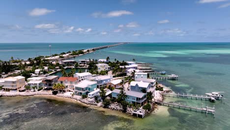 Muelles,-Casas-Y-Agua-En-Los-Cayos-De-Florida.