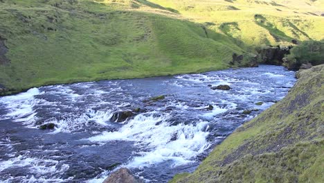 Ein-Blick-Auf-Den-Fluss,-Der-Im-Wasserfall-Skogafoss-Endet