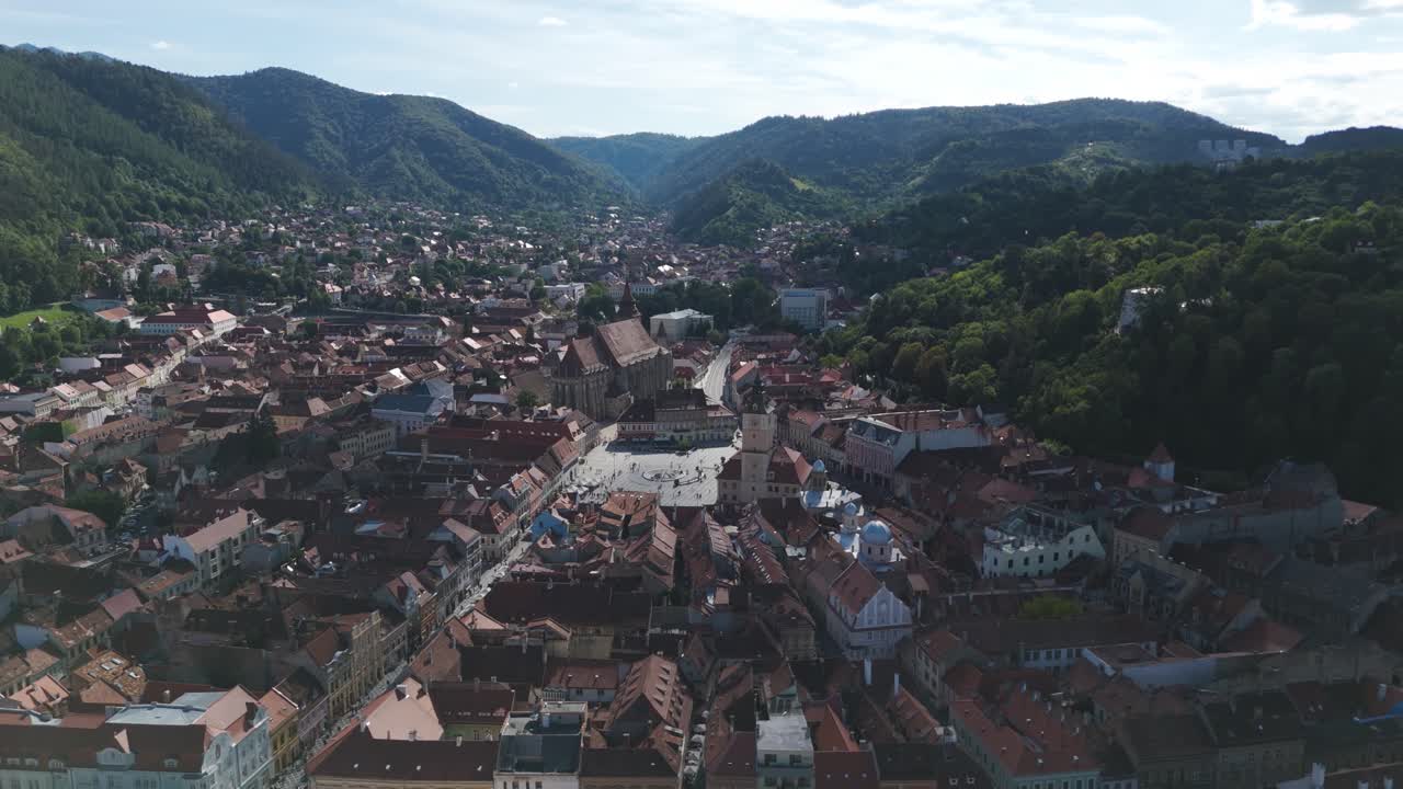 Filmato aereo che sorvola il centro storico di Brașov, rivelandone il patrimonio conservato e il carattere europeo