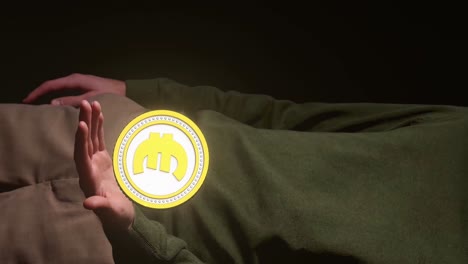 hombre sostiene una moneda de euro dorada rotativa brillante por encima de la mano, gráfico de movimiento