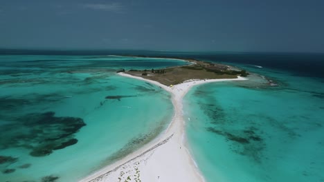 Isthmus-Cato-De-Aqua,-Los-Roques,-Caribbean-Sea