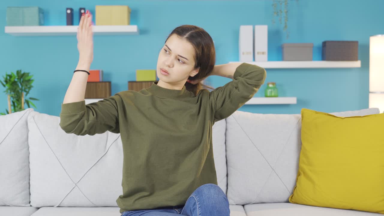 여름의 열과 습한 공기에서  ⁇ 을 흘리는 어린 소녀.