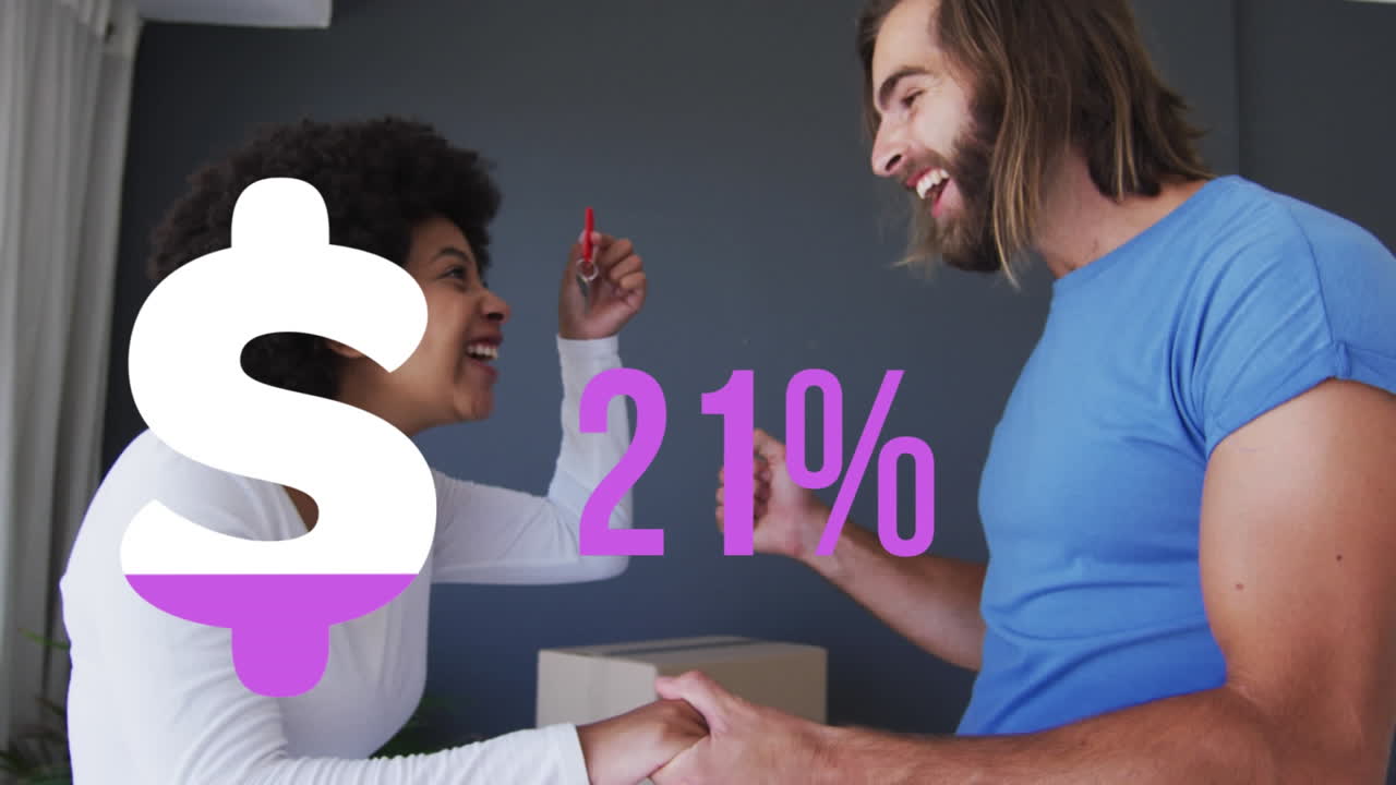 animación del porcentaje y el signo de dólar en púrpura sobre una pareja feliz con llaves de la casa en un nuevo hogar