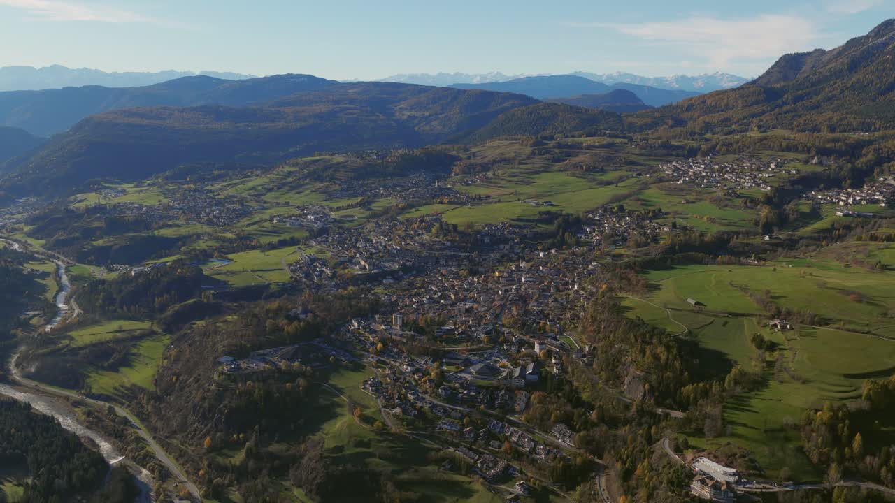 Veduta aerea della città montana di Cavalese, vicino al torrente alpino Avisio in Val di Fiemme, Italia. Scatto aereo.