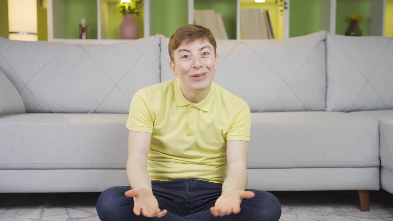 그 청년은 좋은 소식을 듣고 기 ⁇ 합니다.