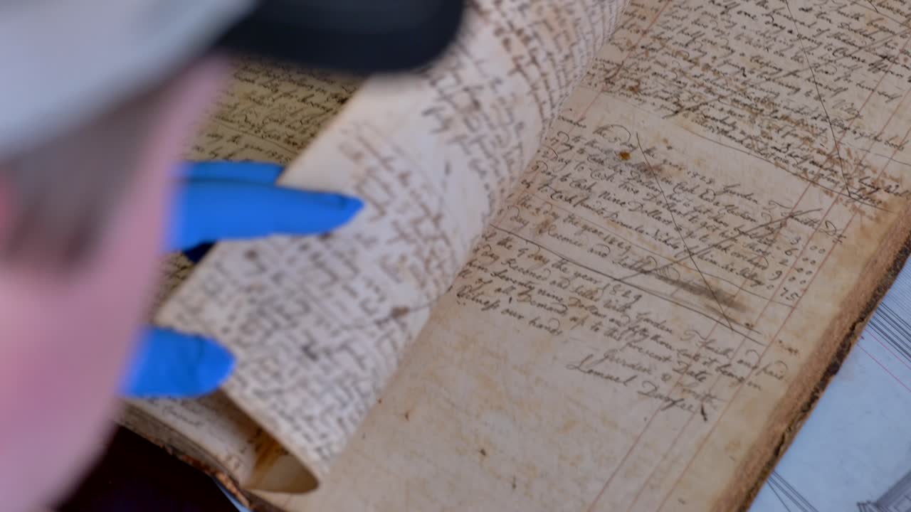 뉴욕 캐넌다이과에 있는 온타리오 카운티 연구 협회를 위한 lemuel durfee 역사 박물관 및 연구 도서관의 오래된 1800년대 원장 연구 및 취급