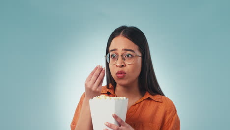 cara, palomitas de maíz y una mujer viendo la televisión