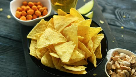 plato de chips de maíz con nueces