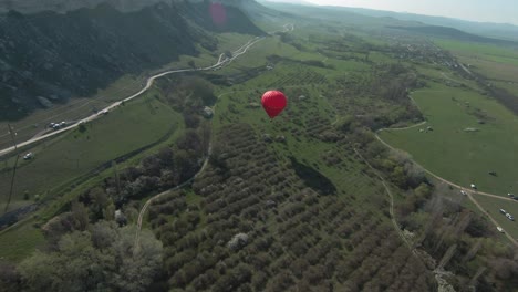 globo de aire caliente sobre un paisaje de valle
