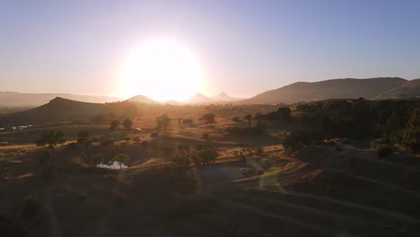 Eine-Ausgezeichnete-Luftaufnahme-Des-Sonnenuntergangs-In-San-Luis-Obispo-Kalifornien