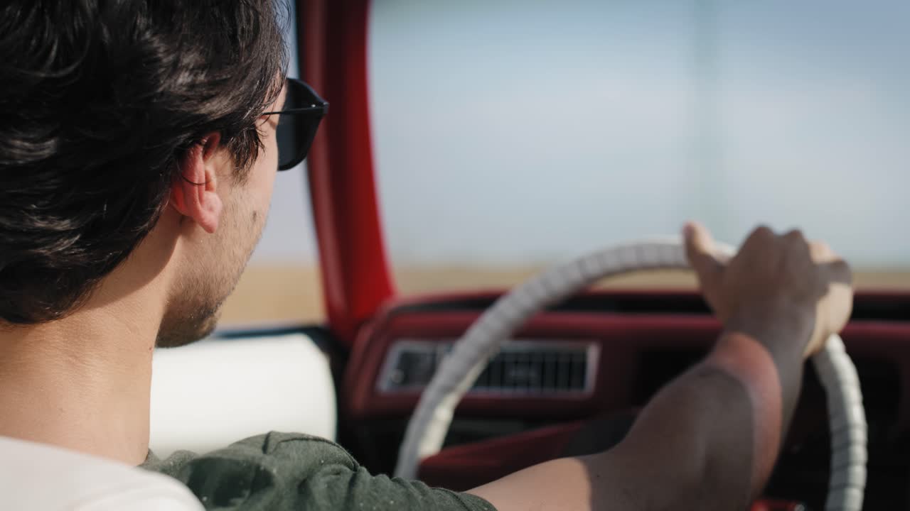 video de cerca de un hombre feliz conduciendo un coche elegante