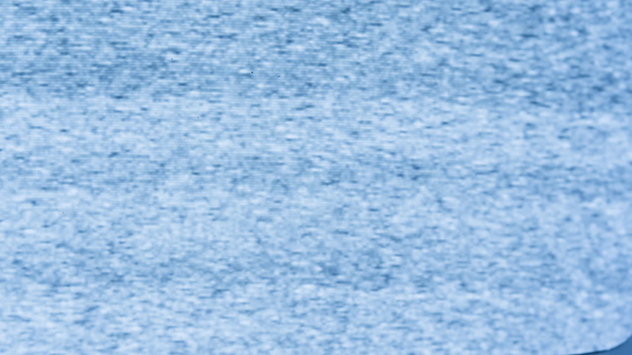 tv retro, televisión vintage en una configuración nostálgica, una tv retro muestra grano en la pantalla, dispositivo aterrador de la noche de halloween bueno para la llave de croma y la pantalla verde. imágenes de alta calidad 4k