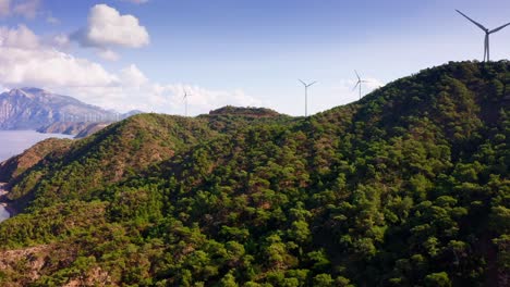 Drone-Levantando-Vuelo-Sobre-La-Costa-Del-Mar-A-Convertidores-De-Energía-Eólica-En-La-Cordillera,-Provincia-De-Muğla,-Reşadiye,-Turquía