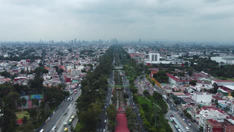 Toma-Aérea-De-La-Avenida-Insurgentes-Norte,-Ciudad-De-México,-Vista-Urbana