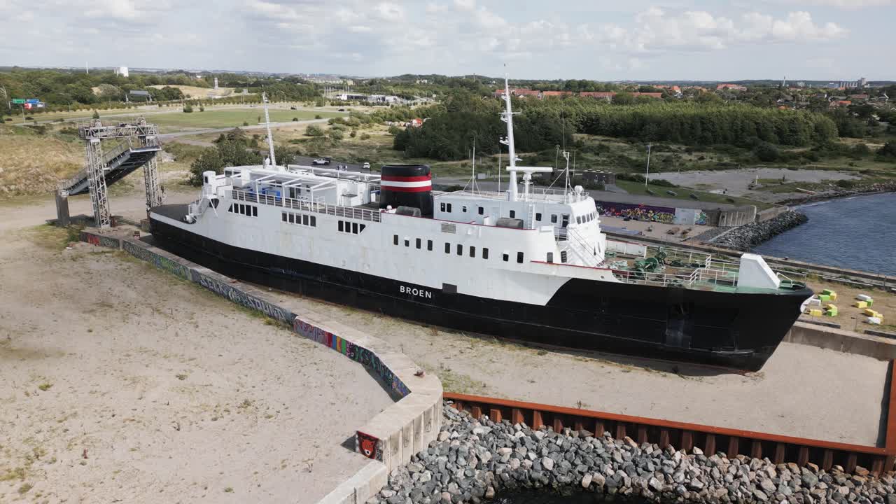 바다 를 가로지르는 큰 다리 근처 의 항구 에 있는  ⁇ 은 배