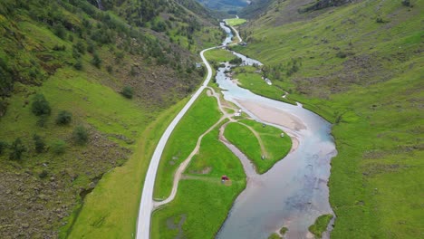 Valle-Verde-Stardalselva-En-Vestland,-Noruega---Revelación-Aérea-Inclinada-Hacia-Arriba